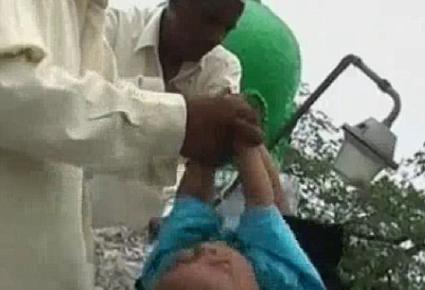 هنود يرمون أطفالهم من إرتفاع 30 قدم من أجل الحظ